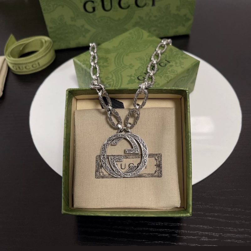 G*u*i necklaces